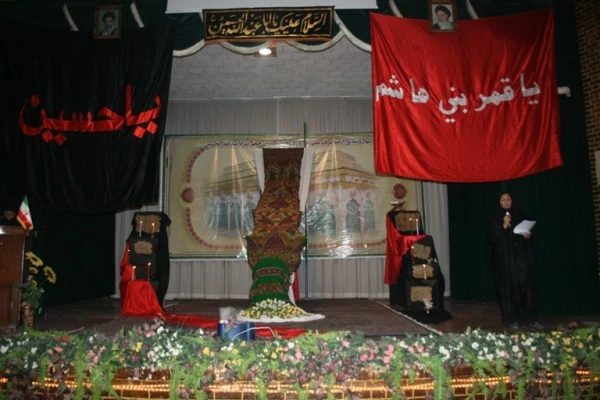 همایش خورشید جاری 4 همراه با رونمایی از مراحل پایانی دوخت پته مرقد مطهر حضرت سیدالشهداء علیه السلام در تاریخ 92/10/7 با حضور  اساتید ، همکاران ، دانشجویان و جمع پته دوزان شریف کرمانی در سالن اجتماعات پردیس شهید باهنر برگزار گردید. در این همایش از شرکت کنن