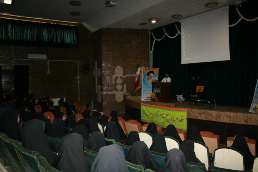 برگزاری کارگاه با موضوع تهدیدهای پیش روی دختران با حضور سرهنگ ساسان  و همکارانشان در سالن اجتماعات پردیس شهید باهنر