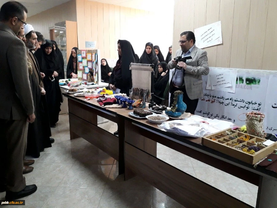برگزاری نمایشگاه محصولات غذایی و صنایع دستی توسط دانشجو معلمان هنرمند پردیس شهید باهنر کرمان - 26 آذرماه 1397