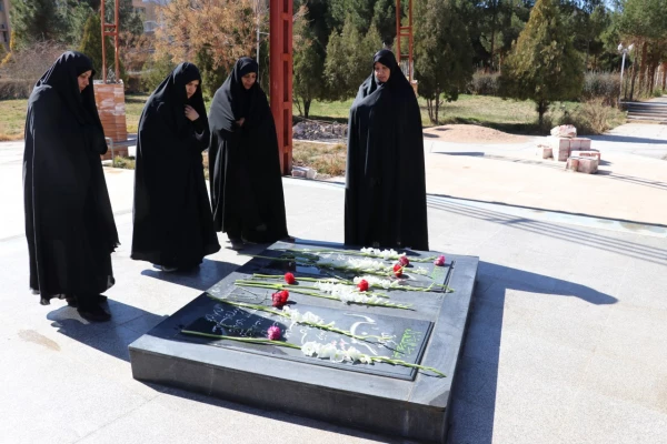 به مناسبت ایام دهه فجر،غبارروبی مزار شریف شهدای گمنام پردیس خواجه نصیر طوسی کرمان