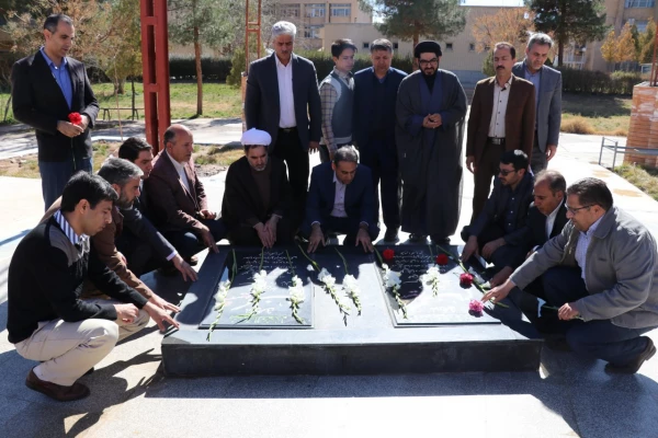 به مناسبت ایام دهه فجر،غبارروبی مزار شریف شهدای گمنام پردیس خواجه نصیر طوسی کرمان