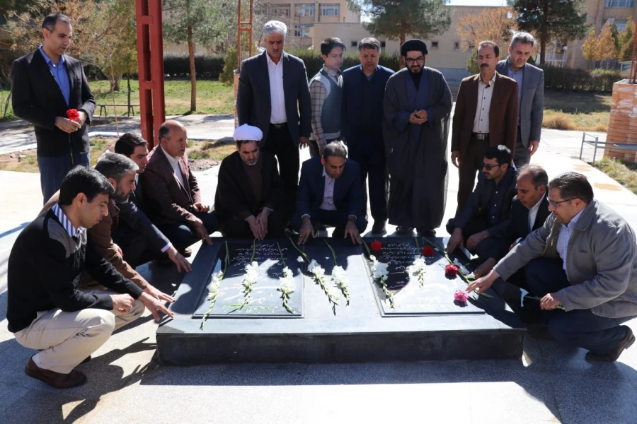 به مناسبت ایام دهه فجر،غبارروبی مزار شریف شهدای گمنام پردیس خواجه نصیر طوسی کرمان