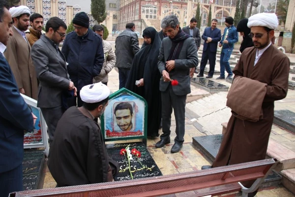 به مناسبت ایام اله دهه فجر ، زیارت قبور شهدا