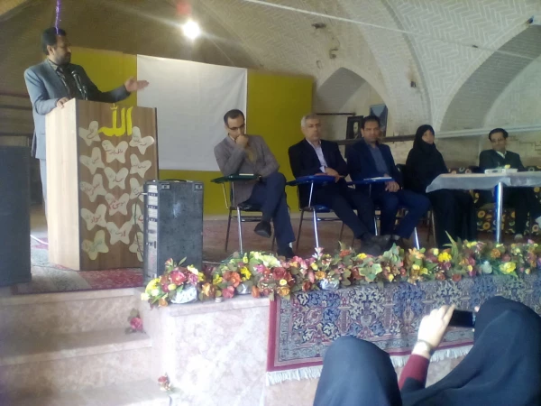 برگزاری جلسه توجیهی در مورد مسائل مختلف در سالن اجتماعات پردیس شماره دو