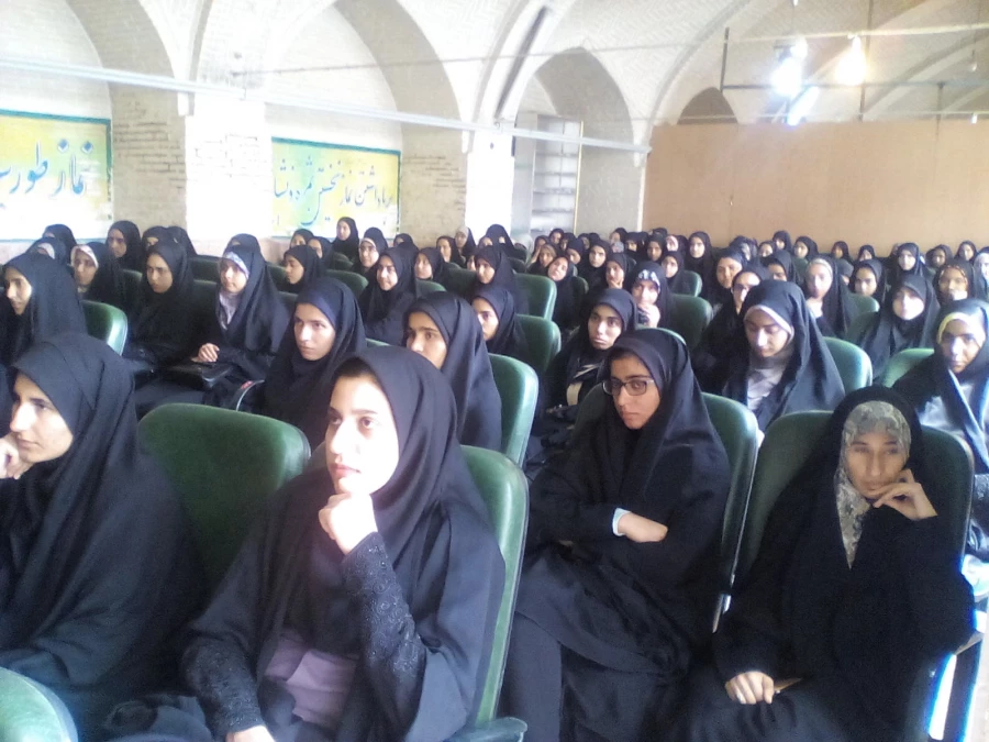 برگزاری جلسه توجیهی در مورد مسائل مختلف در سالن اجتماعات پردیس شماره دو