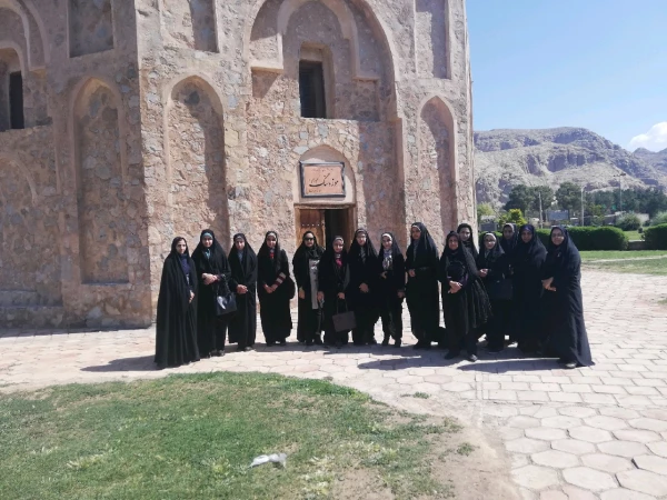 برگزار ی اردوی داخلی بازدید از آثار تاریخی شهر کرمان و اردوی تفریحی پارک ریحانه با حضور دانشجویان دو پردیس