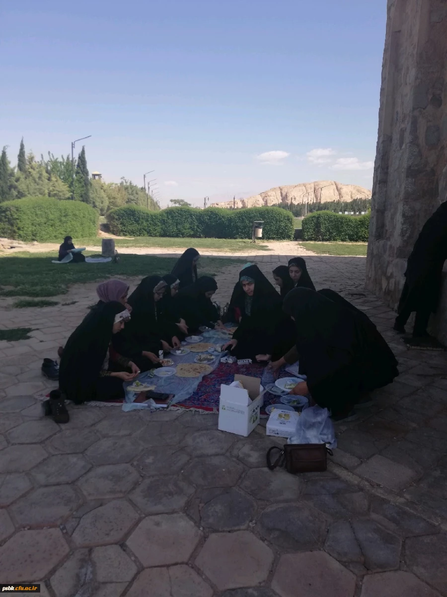 برگزار ی اردوی داخلی بازدید از آثار تاریخی شهر کرمان و اردوی تفریحی پارک ریحانه با حضور دانشجویان دو پردیس