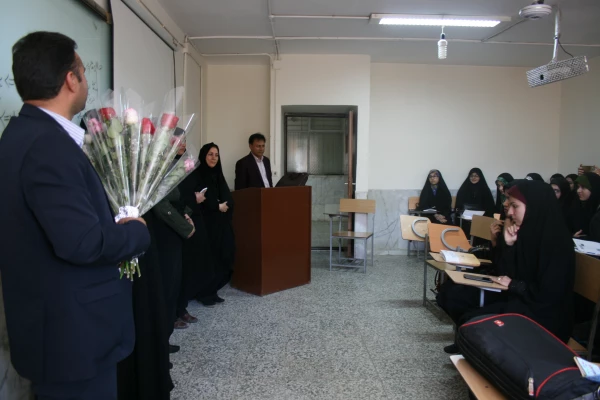 بازدیدخانم دکتر موسی پور وهمراهان از دانشگاه فرهنگیان پردیس شهیدباهنر ، و اهداء گل به اساتید و کا رکنان پردیس به مناسبت هفته معلم