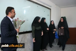 بازدیدخانم دکتر موسی پور وهمراهان از دانشگاه فرهنگیان پردیس شهیدباهنر ، و اهداء گل به اساتید و کا رکنان پردیس به مناسبت هفته معلم