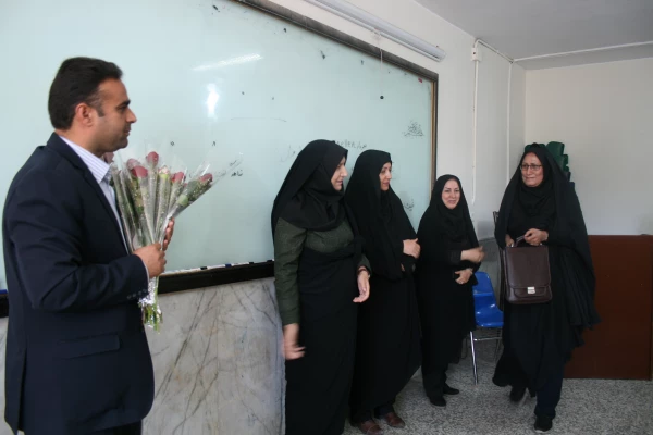 بازدیدخانم دکتر موسی پور وهمراهان از دانشگاه فرهنگیان پردیس شهیدباهنر ، و اهداء گل به اساتید و کا رکنان پردیس به مناسبت هفته معلم
