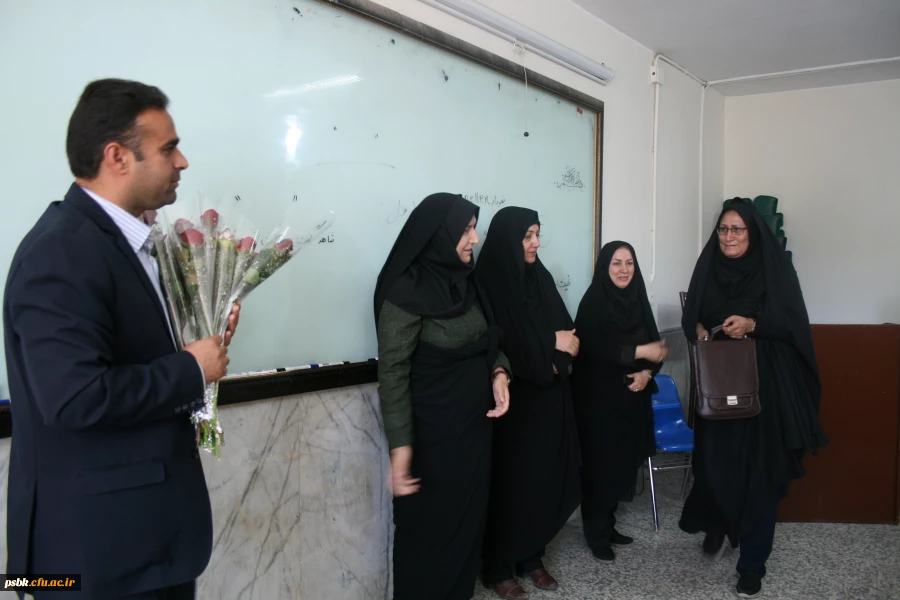 بازدیدخانم دکتر موسی پور وهمراهان از دانشگاه فرهنگیان پردیس شهیدباهنر ، و اهداء گل به اساتید و کا رکنان پردیس به مناسبت هفته معلم