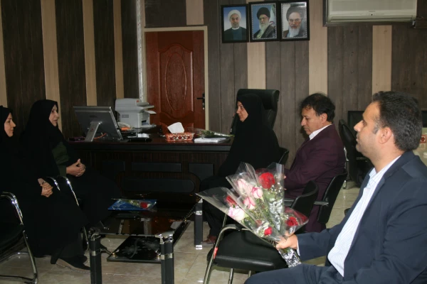بازدیدخانم دکتر موسی پور وهمراهان از دانشگاه فرهنگیان پردیس شهیدباهنر ، و اهداء گل به اساتید و کا رکنان پردیس به مناسبت هفته معلم