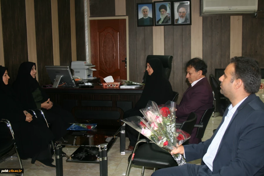 بازدیدخانم دکتر موسی پور وهمراهان از دانشگاه فرهنگیان پردیس شهیدباهنر ، و اهداء گل به اساتید و کا رکنان پردیس به مناسبت هفته معلم