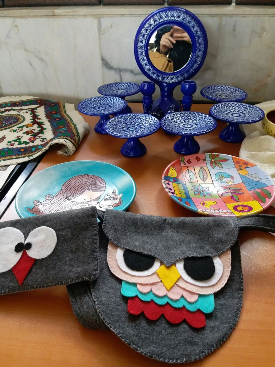 برگزا ری نمایشگاه  ارائه آثار هنری دانشجویان ورودی 94 و97 در سالن اموزشی دانشگاه فرهنگیان 
شامل نقاشی ، پته دوزی . هکس و نقاشی روز سفال . نمد دوزی